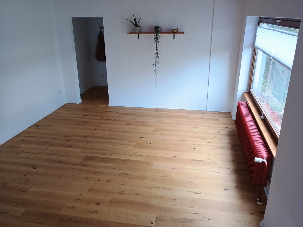 Heller Kursraum mit Holzboden